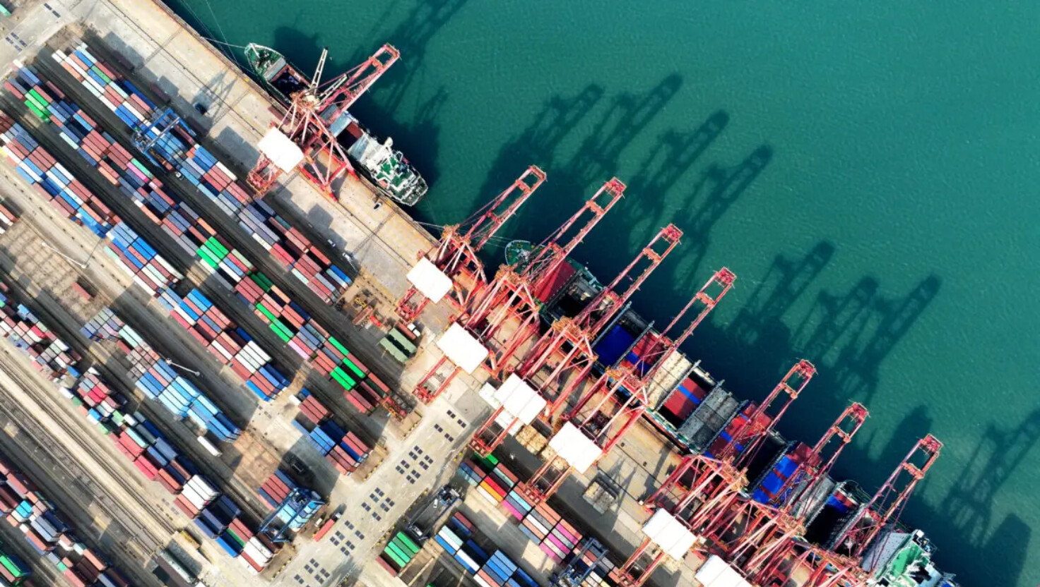 Un buque portacontenedores se carga en el puerto de Lianyungang, en la provincia oriental china de Jiangsu, el 10 de diciembre de 2024. (STR/AFP a través de Getty Images).