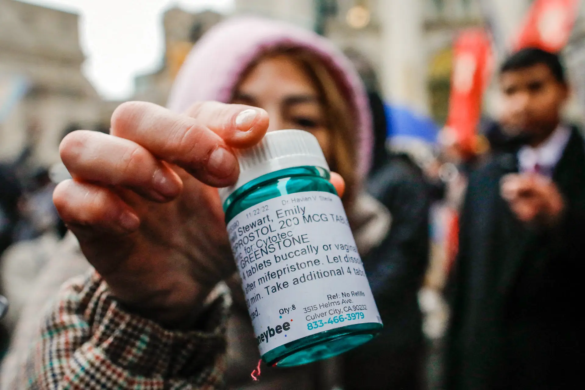 Una activista proaborto muestra un frasco de pastillas abortivas en una contraprotesta a una manifestación provida en la ciudad de Nueva York el 25 de marzo de 2023. (Kena Betancur/AFP vía Getty Images)