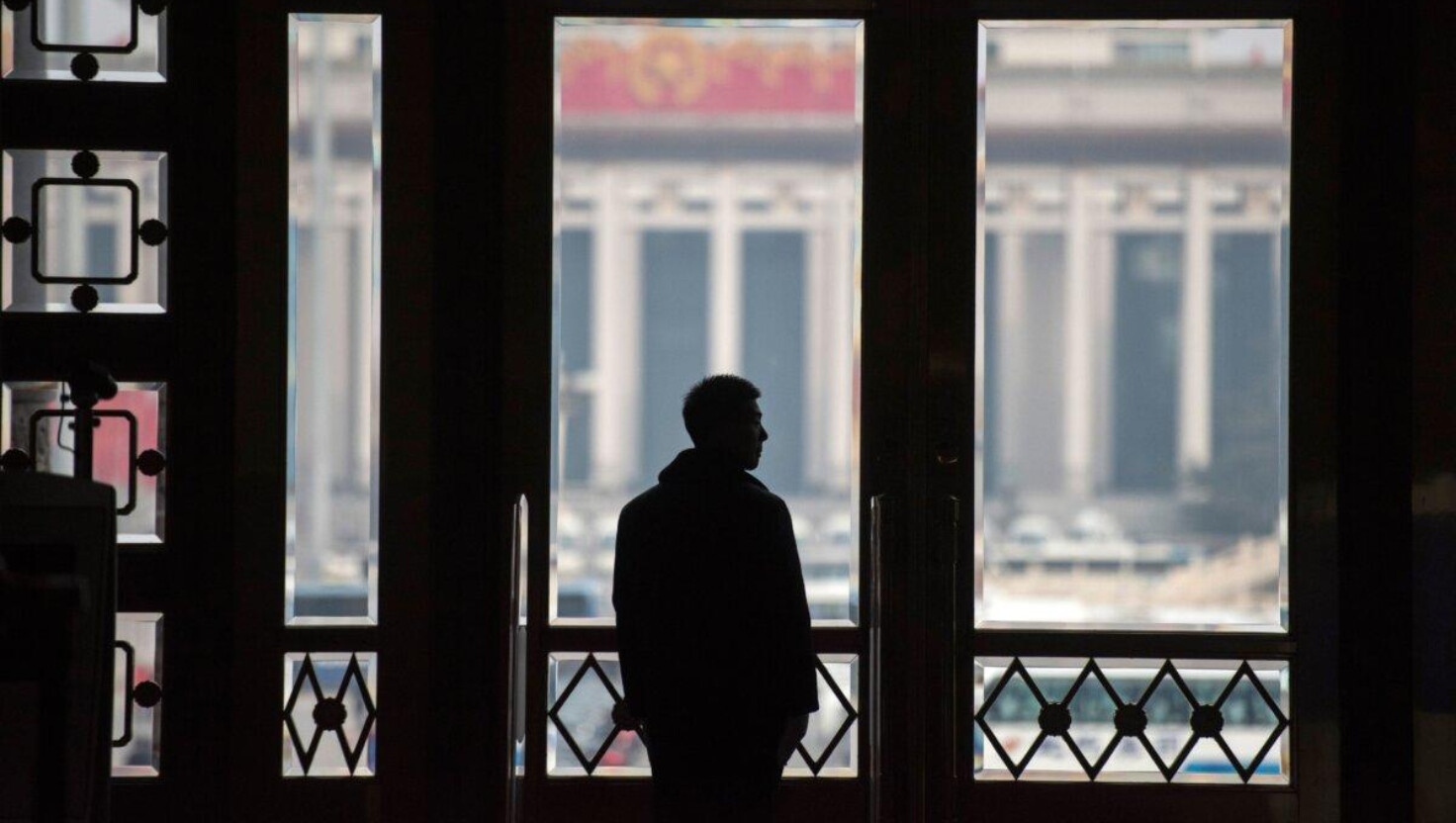 Un soldado chino se encuentra en la puerta durante la segunda sesión plenaria de la primera sesión del XIII Congreso Nacional del Pueblo (CNP) en el Gran Palacio del Pueblo en Beijing el 9 de marzo de 2018. (Fred Dufour/AFP a través de Getty Images).