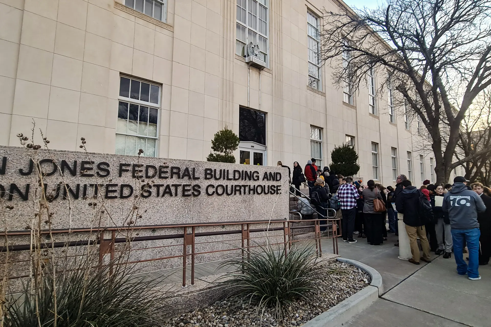 La gente hace fila para ingresar al edificio federal y juzgado J. Marvin Jones en Amarillo, Texas, el 15 de marzo de 2023. Los partidarios de la vida esperan una prohibición nacional de una píldora abortiva ampliamente utilizada cuando su demanda contra los reguladores de medicamentos del gobierno se presente en la corte de Texas. (Moisés Avila/AFP vía Getty Images)