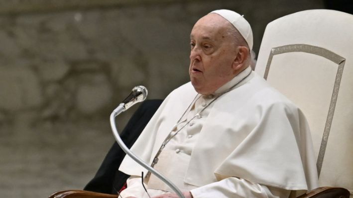 El papa Francisco asiste a la audiencia general semanal el 12 de febrero de 2025 en el aula Pablo VI del Vaticano. (Filippo Monteforte/AFP vía Getty Images)