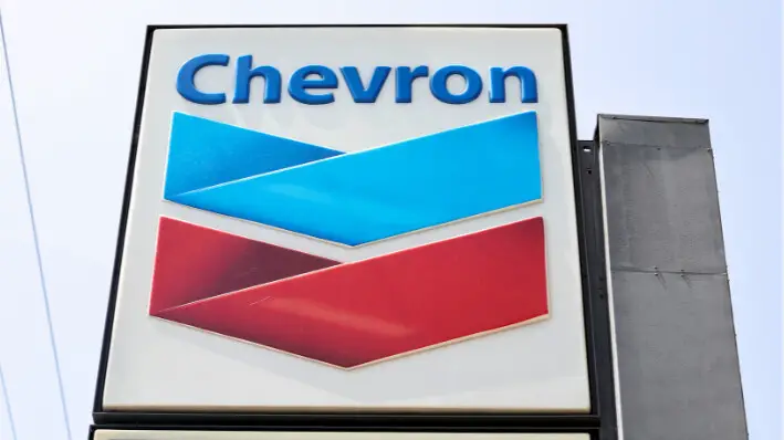 El logo de Chevron aparece en una gasolinera Chevron el 22 de mayo de 2023 en Burbank, California. (Mario Tama/Getty Images)