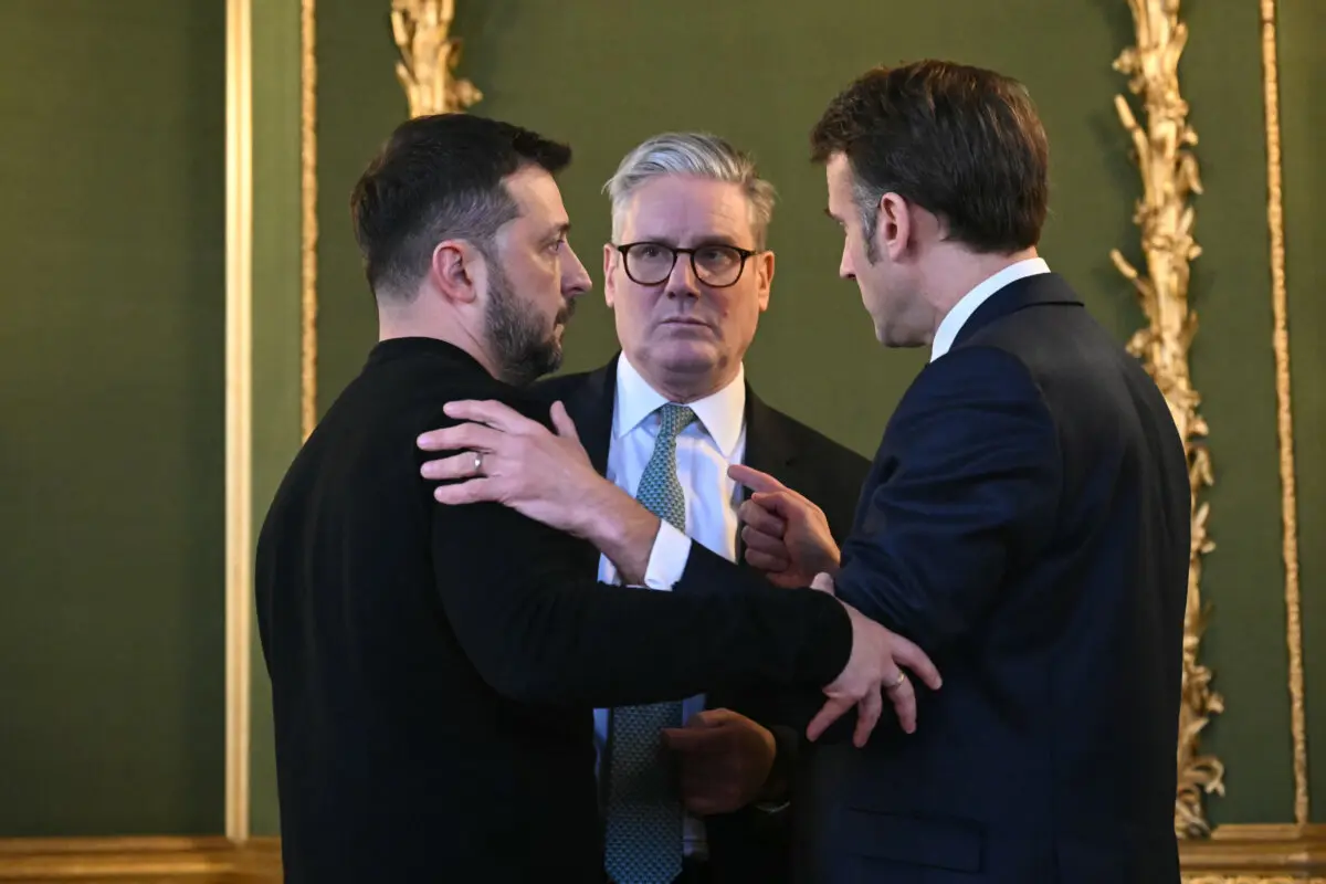 El presidente de Ucrania, Volodimir Zelenski (izq.), el primer ministro del Reino Unido, Keir Starmer (centro) y el presidente de Francia, Emmanuel Macron (der.), se reúnen en Londres el 2 de marzo de 2025. (Justin Tallis/WPA Pool/Getty Images)