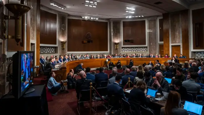 El candidato a secretario de Defensa del presidente electo Donald Trump, Pete Hegseth, testifica ante el Comité de Servicios Armados del Senado en Washington, el 14 de enero de 2025. (Madalina Vasiliu/The Epoch Times)