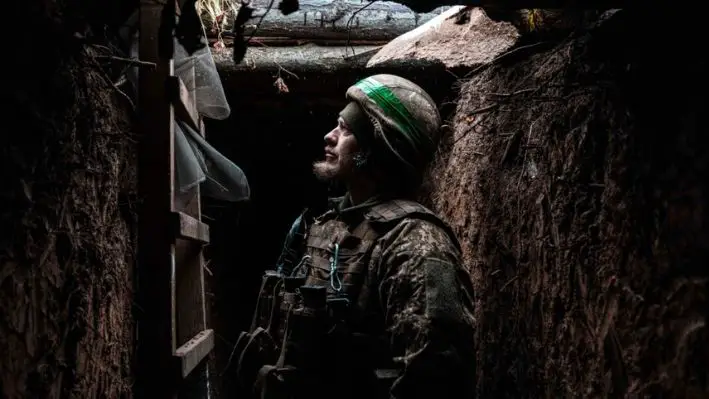 Un soldado de la 13.ª Brigada Khartiia en una trinchera durante una tormenta de nieve en Járkov, Ucrania, el 6 de diciembre de 2024. (Nikoletta Stoyanova/Getty Images)
