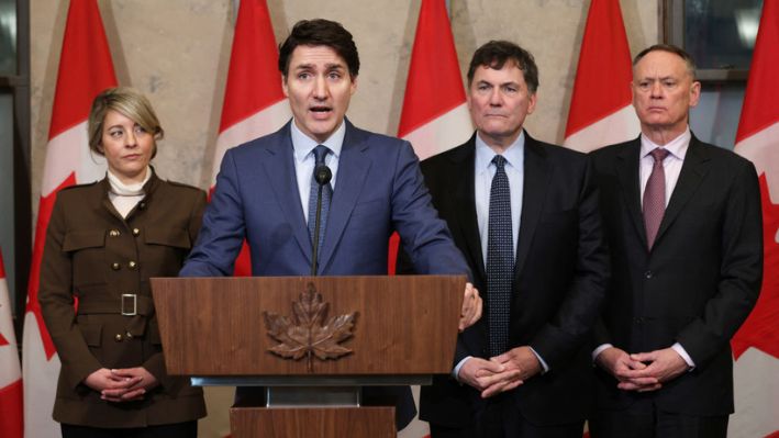 El primer ministro de Canadá, Justin Trudeau, habla durante una conferencia de prensa sobre los aranceles de Estados Unidos contra Canadá el 4 de marzo de 2025 en Parliament Hill en Ottawa, mientras (I-D) la ministra de Asuntos Exteriores, Melanie Joly, el ministro de Finanzas y Asuntos Intergubernamentales, Dominic Leblanc, y el ministro de Seguridad Pública, David McGuinty, miran. (Dave Chan/AFP vía Getty Images)