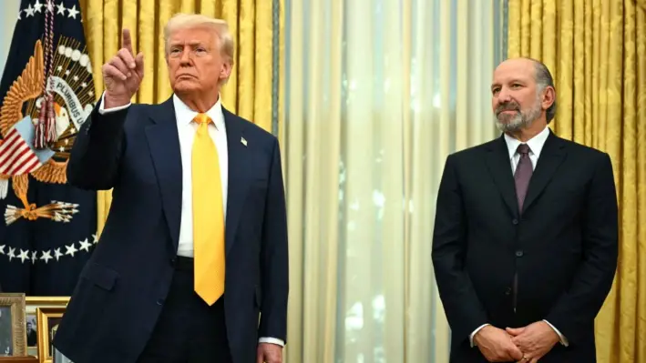 El presidente Donald Trump habla durante la ceremonia de juramentación del secretario de Comercio Howard Lutnick (derecha) en la Oficina Oval de la Casa Blanca, el 21 de febrero de 2025. (Jim Watson/AFP vía Getty Images)