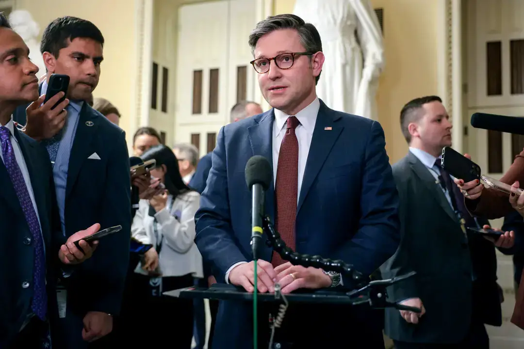 El presidente de la Cámara de Representantes, el republicano Mike Johnson, pronuncia un discurso tras la aprobación por la Cámara de Representantes de la resolución presupuestaria republicana sobre el proyecto de ley de gastos en el Capitolio de EE. UU. el 25 de febrero de 2025. (Kayla Bartkowski/Getty Images)