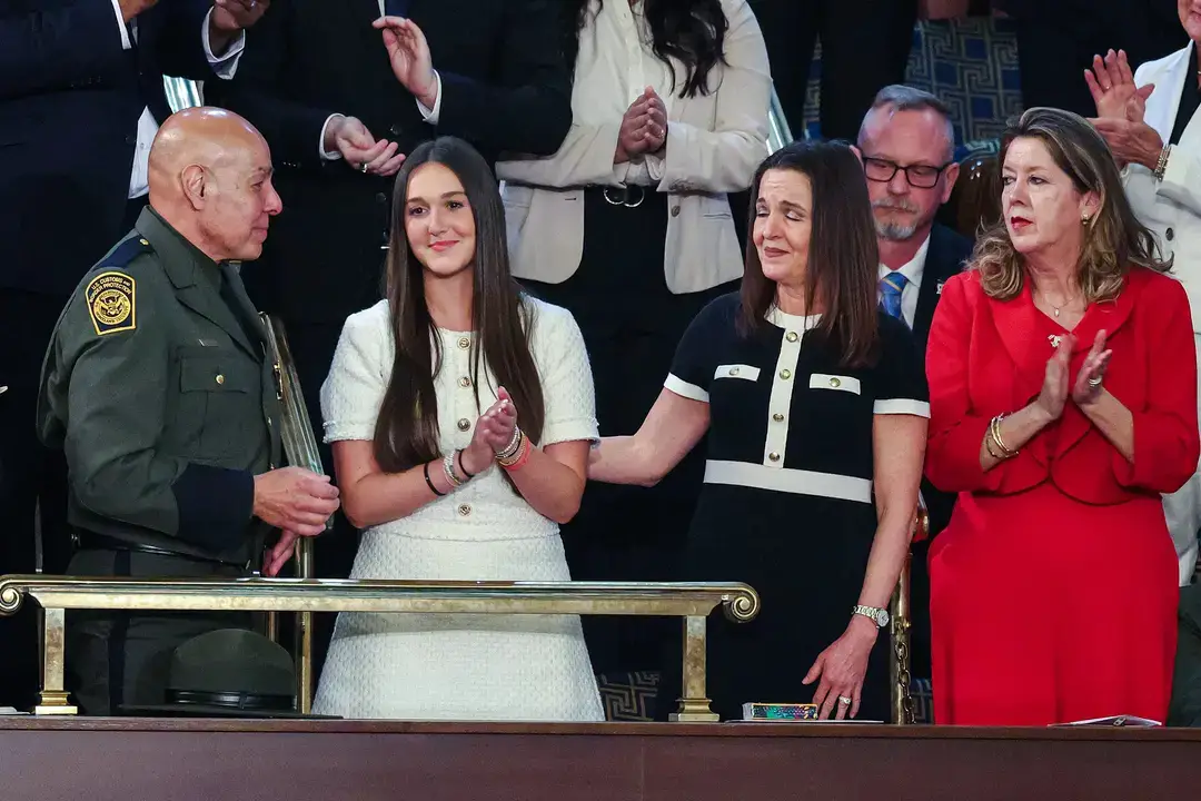 Allyson y Lauren Phillips, madre y hermana de Laken Riley, escuchan el discurso del presidente Donald Trump ante una sesión conjunta del Congreso en el Capitolio de Estados Unidos el 4 de marzo de 2025. (Kayla Bartkowski/Getty Images)