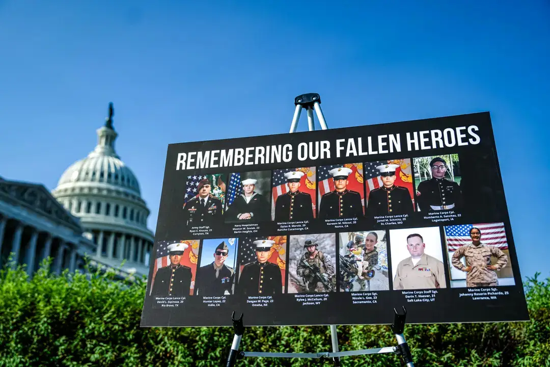 Un cartel con fotos y nombres de los 13 miembros del servicio asesinados en un ataque terrorista en Abbey Gate se muestra durante una conferencia de prensa en el Capitolio de Estados Unidos el 9 de septiembre de 2024. (Kent Nishimura/Getty Images)