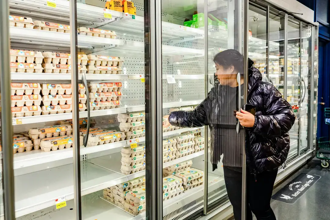 Una mujer mira huevos en una tienda de Nueva York el 17 de febrero de 2025. (Samira Bouaou/The Epoch Times)