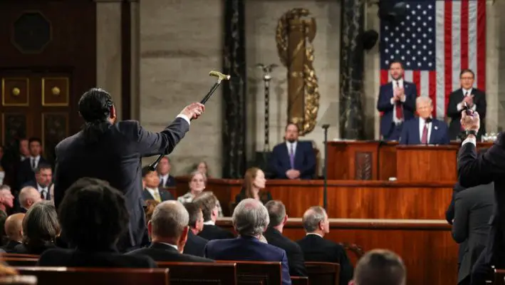 El representante Al Green grita mientras el presidente Donald Trump se dirige a una sesión conjunta del Congreso en el Capitolio el 4 de marzo de 2025. (Win McNamee/AP)
