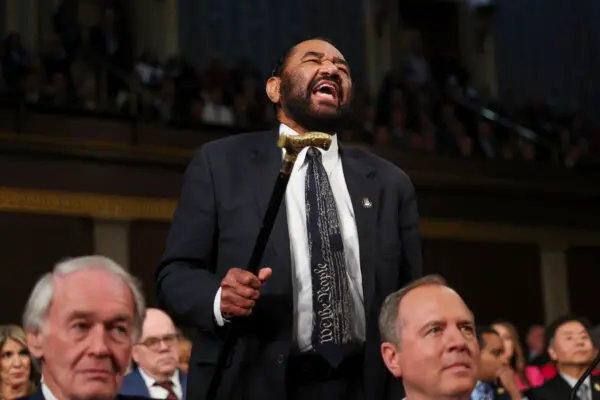 El representante Al Green grita mientras el presidente Donald Trump se dirige a una sesión conjunta del Congreso en el Capitolio el 4 de marzo de 2025. (Win McNamee/AP)