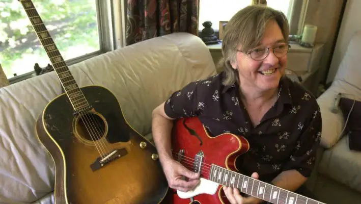 Joey Molland toca una Epiphone Casino de 1967 en su casa de Shorewood, Minnesota, el 10 de septiembre de 2001. (Ann Heisenfelt/AP Photo)
