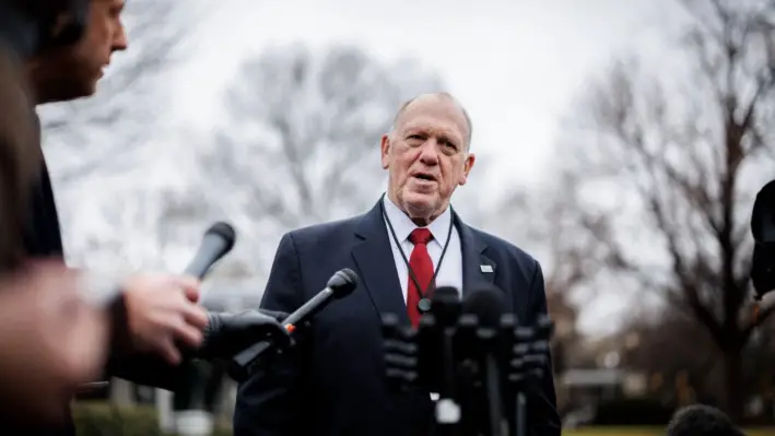 El «zar de la frontera» de la Casa Blanca, Tom Homan, habla con la prensa fuera del ala oeste de la Casa Blanca, en Washington, el 6 de febrero de 2025. (Ting Shen/AFP vía Getty Images)