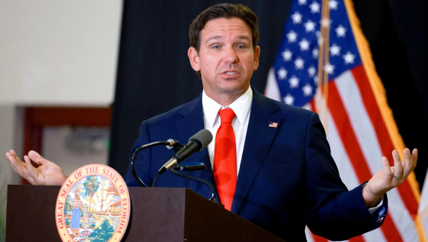 El gobernador de Florida, Ron DeSantis, habla durante una conferencia de prensa en West Palm Beach, Florida, el 17 de septiembre de 2024. (Joe Raedle/Getty Images).