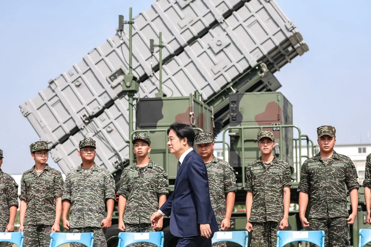 El presidente de Taiwán, Lai Ching-te, pasa junto a soldados en una base naval tras unas maniobras militares chinas en Taoyuan el 18 de octubre de 2024. (I-Hwa Cheng/AFP vía Getty Images)