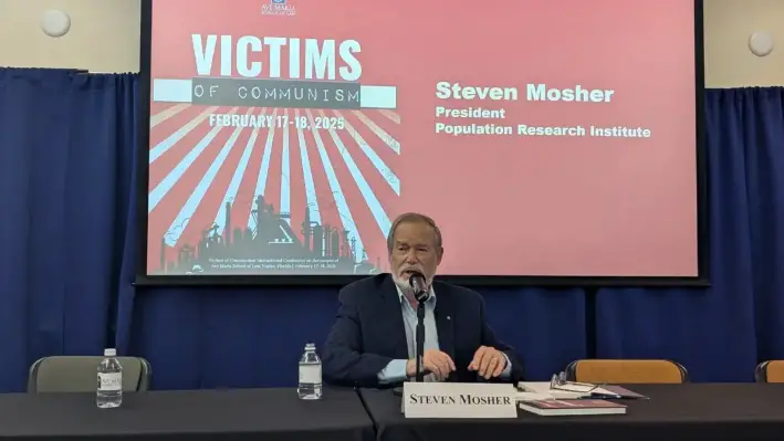 El presidente del Population Research Institute, Steven Mosher, habla en la conferencia «Víctimas del comunismo» de la Ave Maria Law School en Naples, Florida, el 18 de febrero de 2025. (Jacob Burg/The Epoch Times)