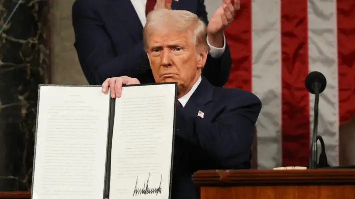 El presidente Donald Trump sostiene una orden ejecutiva que cambia el nombre de un santuario de vida silvestre en honor a Jocelyn Nungaray, en Washington, el 4 de marzo de 2025. (Win McNamee/AFP vía Getty Images)