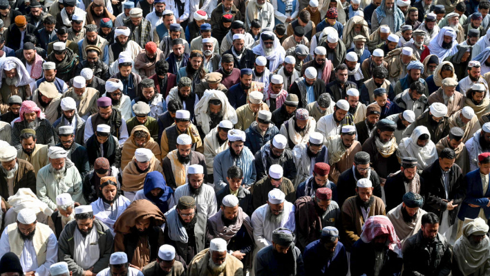 Los partidarios rezan durante la ceremonia fúnebre de la víctima del atentado suicida Hamid ul Haq Haqqani, director de la escuela Dar-ul-Uloom Haqqania y de un partido islamista de derecha local e hijo de Sami ul Haq Haqqani, conocido como el "padre de los talibanes", un día después del ataque en Akora Khattak, al este de Peshawar, el 1 de marzo de 2025. (Abdul Majeed/AFP vía Getty Images)