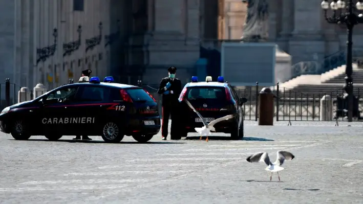 Policías de los Carabineros italianos patrullan cerca de la Plaza de San Pedro (atrás), en la frontera entre Italia y el Vaticano, el 19 de marzo de 2020 en Roma. (Filippo Monteforte/AFP vía Getty Images)