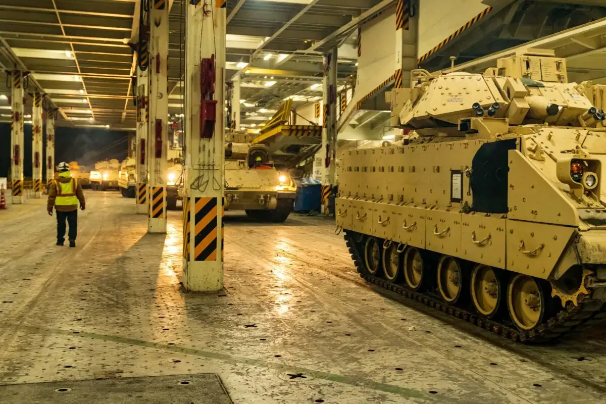 Un convoy de vehículos de combate Bradley con destino a Ucrania carga en el portaaviones ARC Integrity en el Mando de Transporte de North Charleston, Carolina del Sur, el 25 de enero de 2023. (U.S. Transportation Command/Oz Suguitan/Handout via REUTERS)