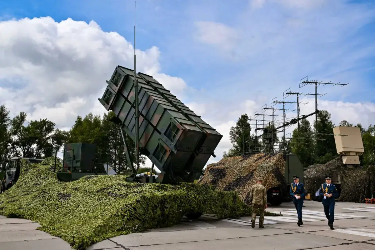 Militares ucranianos caminan junto a un sistema de defensa antiaérea Patriot en una zona no revelada, el 4 de agosto de 2024. (Sergei Supinsky/AFP vía Getty Images)