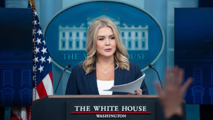 La secretaria de prensa de la Casa Blanca, Karoline Leavitt, habla durante una conferencia de prensa en la Casa Blanca en Washington, el 12 de febrero de 2025. (Madalina Vasiliu/The Epoch Times)