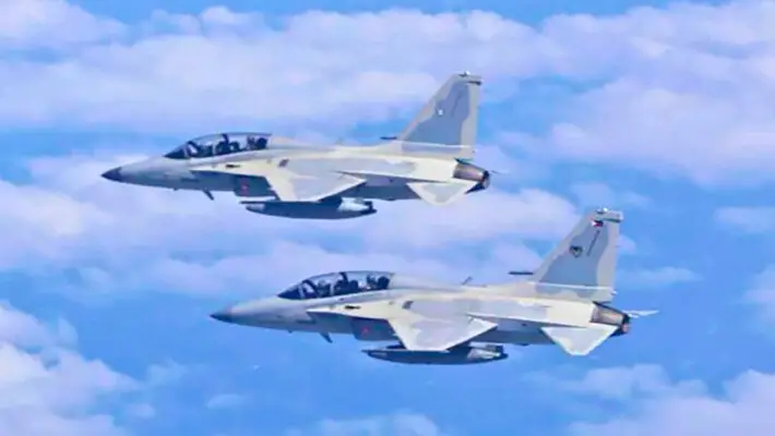 Dos aviones de combate FA-50 de la Fuerza Aérea de Filipinas vuelan durante una patrulla conjunta y una sesión de entrenamiento con EE. UU. sobre el Mar de China Meridional el 4 de febrero de 2025. (Fuerza Aérea de Filipinas vía AP)