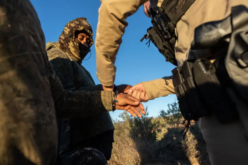 Agentes de la patrulla fronteriza de Arizona en labores de detención en la frontera sur del estado. (John Moore/Getty Images)