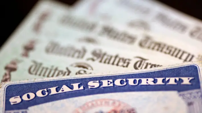 Una tarjeta de Seguridad Social junto con cheques del Tesoro de Estados Unidos, en Washington, el 14 de octubre de 2021. (Kevin Dietsch/Getty Images)