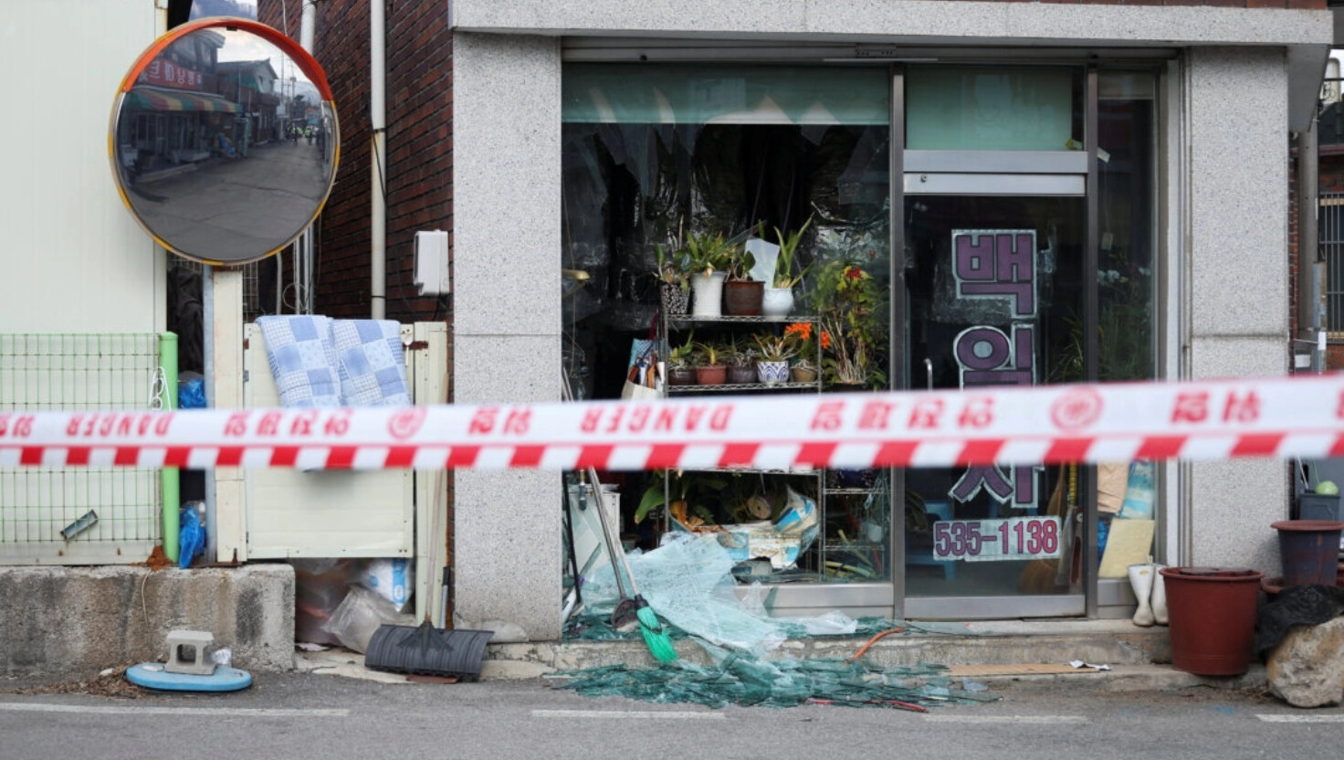 Fragmentos de vidrio yacen cerca de una tienda dañada después de que bombas Mk82 cayeran fuera del campo de tiro durante ejercicios conjuntos de fuego real cerca de la zona desmilitarizada que separa las dos Coreas en Pocheon, Corea del Sur, el 6 de marzo de 2025. (Kim Hong-Ji/Reuters).