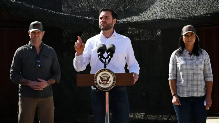 El vicepresidente de Estados Unidos, J. D. Vance (centro), habla mientras el secretario de Defensa, Pete Hegseth (izq.), y la directora de Inteligencia Nacional, Tulsi Gabbard, observan durante una visita a la frontera entre Estados Unidos y México, en Eagle Pass, Texas, el 5 de marzo de 2025. (Brandon Bell/Getty Images)