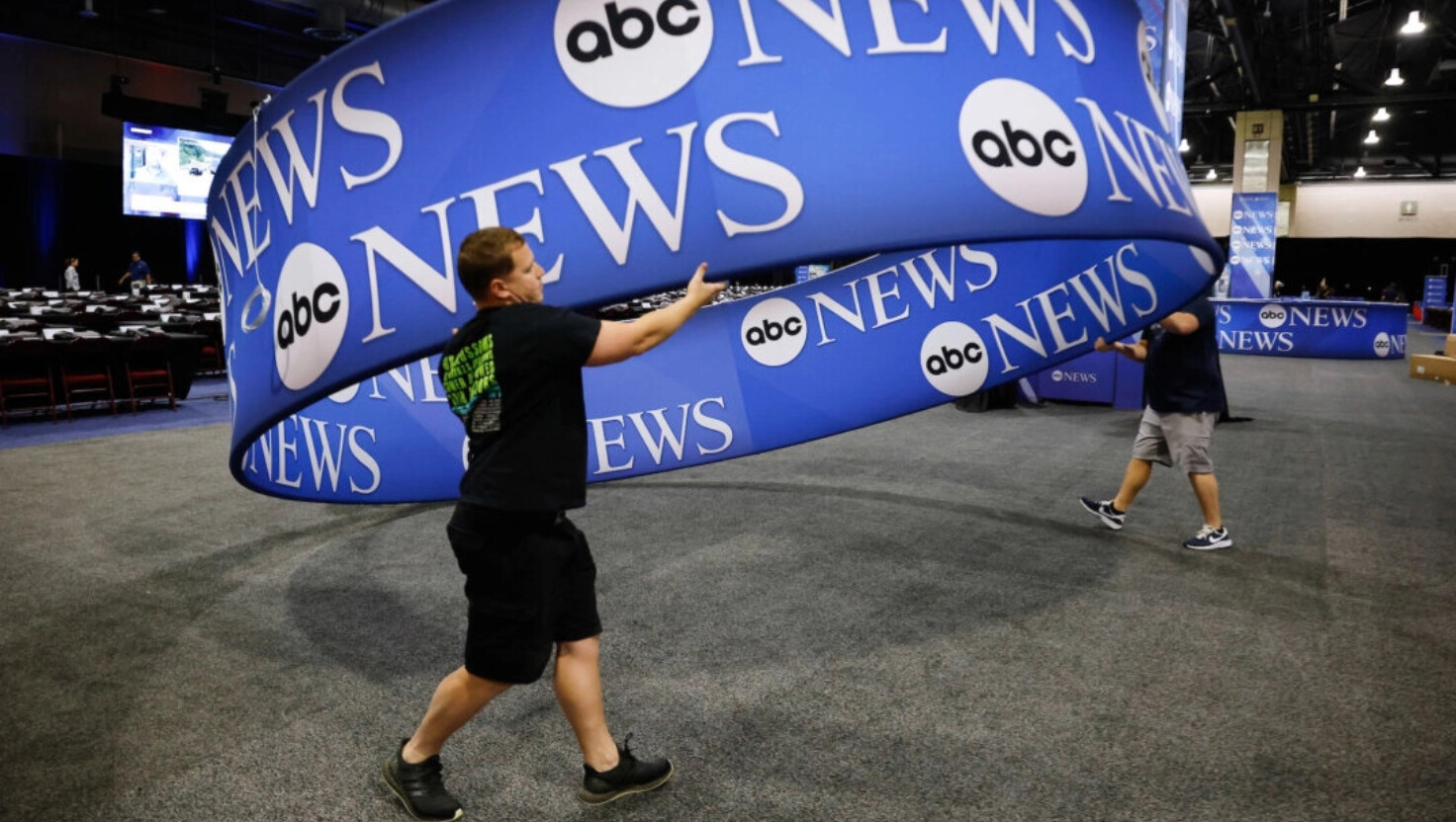 El letrero de ABC News se instala en el centro de archivos multimedia dentro del Centro de Convenciones de Pensilvania un día antes del debate presidencial en Filadelfia, Pensilvania, el 9 de septiembre de 2024. (Chip Somodevilla/Getty Images).