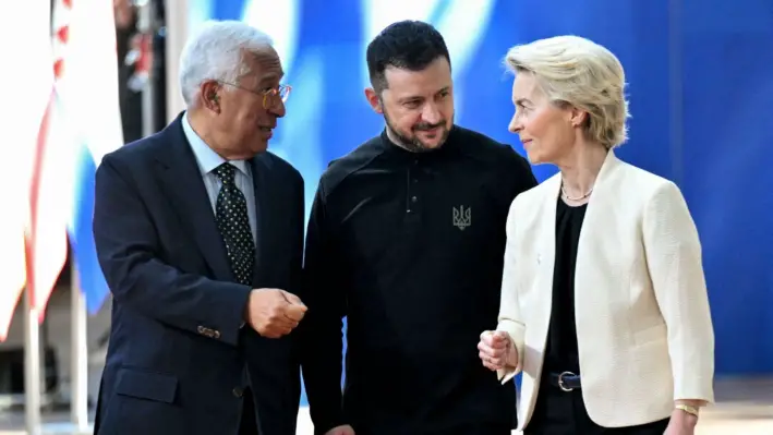 El presidente del Consejo Europeo, Antonio Costa (izq.), y la presidenta de la Comisión Europea, Ursula von der Leyen (der.), saludan al presidente de Ucrania, Volodimir Zelenski, en el Consejo Europeo extraordinario celebrado en Bruselas, el 6 de marzo de 2025. (Nicolas Tucat/AFP vía Getty Images)