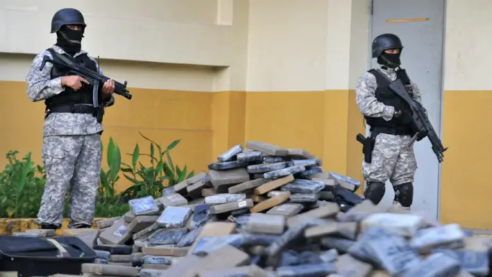 Imagen de archivo de miembros de la Policía antidrogas que custodian un cargamento de pastillas decomisadas. EFE/Alejandro Bolívar