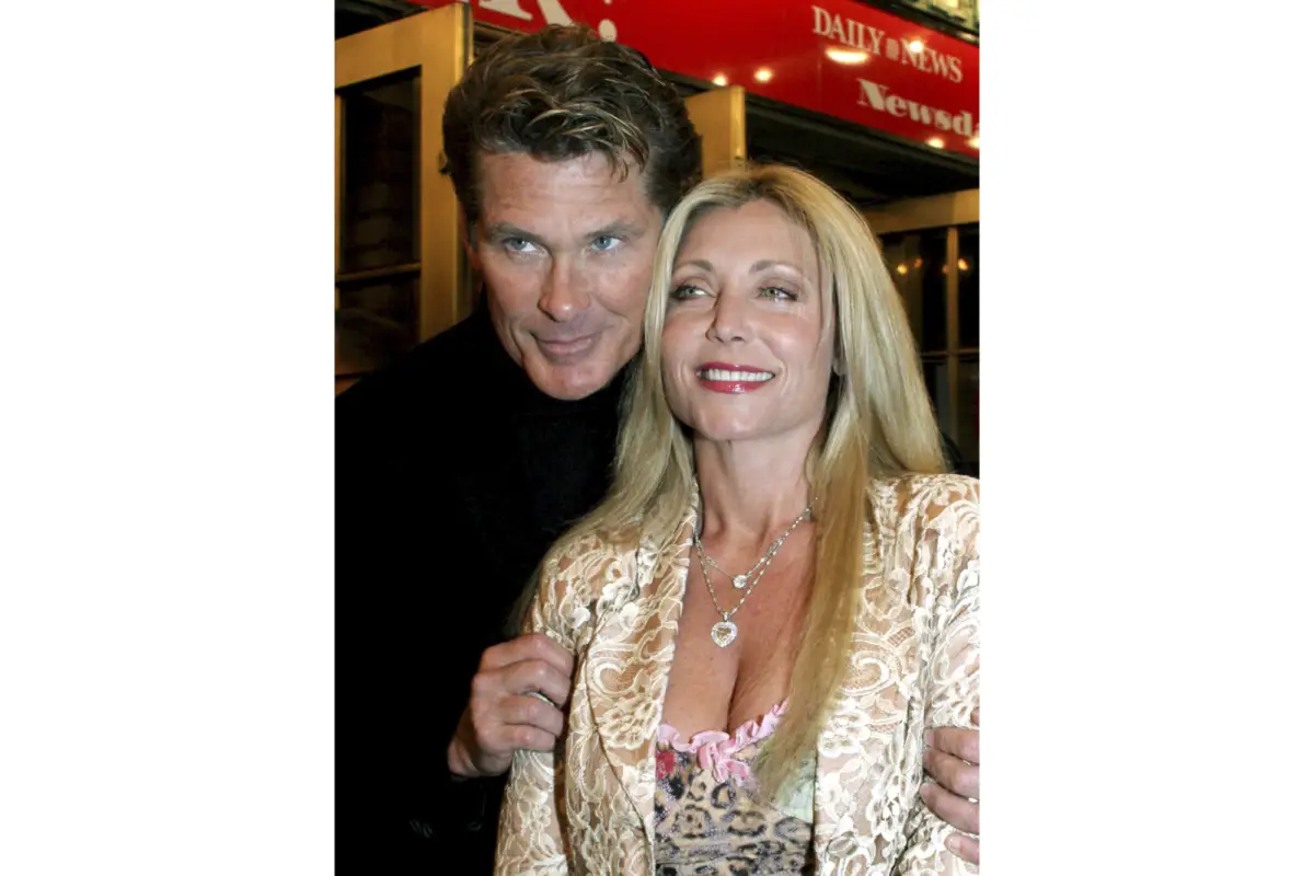 David Hasselhoff, a la izquierda, y su esposa Pamela Bach asisten a la noche de estreno de la obra de John Patrick Shanley "Doubt" en Nueva York, el 31 de marzo de 2005. (Foto AP/Tina Fineberg, Archivo)