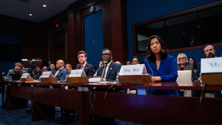 (De Izq. a Der.) El alcalde de la ciudad de Nueva York, Eric Adams, el alcalde de Denver, Mike Johnston, el alcalde de Chicago, Brandon Johnson, y la alcaldesa de Boston, Michelle Wu, testifican ante el Comité de Supervisión y Reforma Gubernamental de la Cámara de Representantes en el Capitolio en Washington, el 5 de marzo de 2025. (Madalina Vasiliu/The Epoch Times)