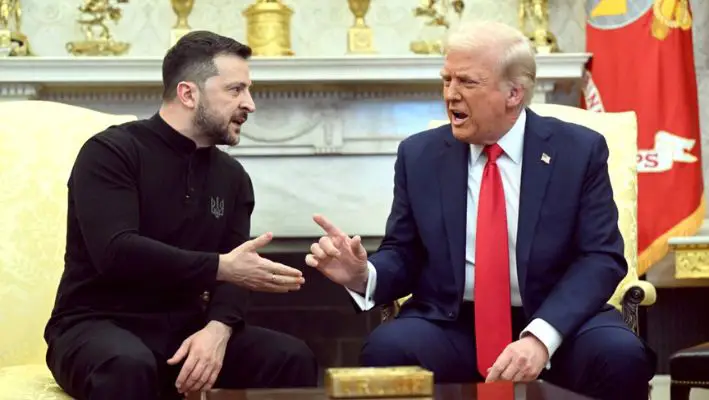 El presidente de Estados Unidos, Donald Trump, y el presidente de Ucrania, Volodimir Zelenski, se reúnen en la Oficina Oval de la Casa Blanca en Washington el 28 de febrero de 2025. (Saul Loeb/AFP vía Getty Images)
