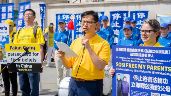 Ding Lebin habla en un evento que conmemora los 25 años de persecución a Falun Gong por parte del régimen chino, en Trafalgar Square, en el centro de Londres, el 20 de julio de 2024. (Yanning Qi/The Epoch Times)