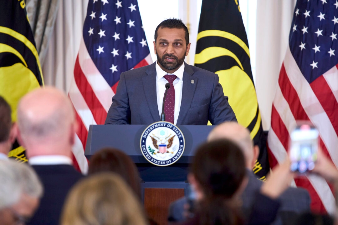 El director del FBI, Kash Patel, habla durante una ceremonia para izar la bandera de los rehenes y detenidos por error en el Departamento de Estado en Washington el 6 de marzo de 2025. (Evan Vucci/Foto AP)