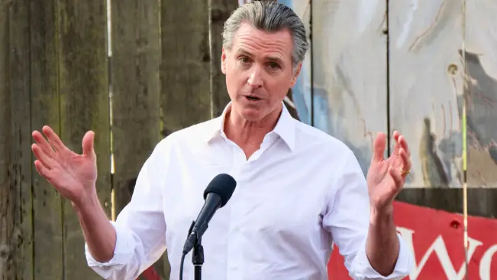 El gobernador de California, Gavin Newsom, habla con los periodistas en los Ranchos Davis en Colusa el 10 de diciembre de 2024. (Travis Gillmore/The Epoch Times)