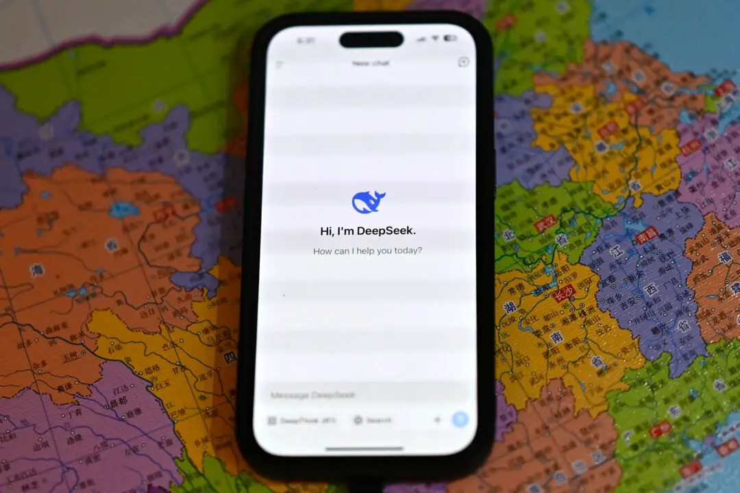 La aplicación DeepSeek en un teléfono móvil en Beijing el 28 de enero de 2025. (Pedro Pardo/AFP vía Getty Images)