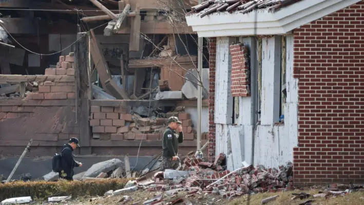 Los funcionarios inspeccionan una zona con edificios dañados después de que la Fuerza Aérea de Corea del Sur dijera que bombas Mk82 cayeron de un avión KF-16 fuera del campo de tiro durante unos ejercicios conjuntos de fuego real cerca de la zona desmilitarizada que separa las dos Coreas en Pocheon, Corea del Sur, el 6 de marzo de 2025. (Kim Hong-Ji/Reuters).