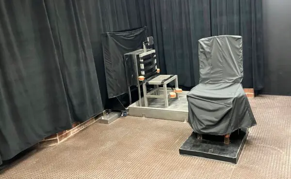 Una cámara de muerte en Carolina del Sur, que incluye la silla eléctrica (D) y una silla para el pelotón de fusilamiento en una foto de archivo. (Departamento de Correcciones de Carolina del Sur vía AP).