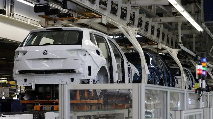 Fotografía de archivo de una línea de producción en una planta ensambladora de vehículos Volkswagen en el estado de Puebla (México). EFE/Hilda Ríos
