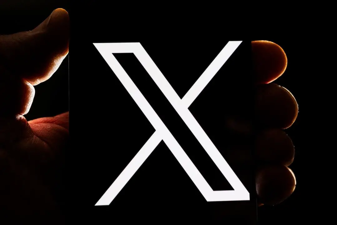 El logotipo de X en una pantalla en Londres el 24 de julio de 2023. (Dan Kitwood/Getty Images)