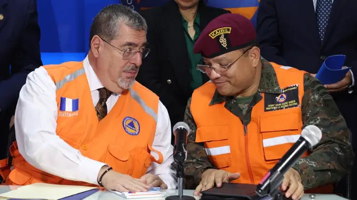 El presidente de Guatemala, Bernardo Arévalo de León (i), y el ministro de Defensa Nacional, Henry Saenz, en una foto de archivo. EFE/ Mariano Macz