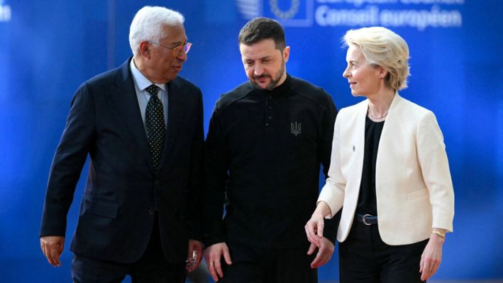 El presidente del Consejo Europeo, Antonio Costa (Izq.), y la presidenta de la Comisión Europea, Ursula von der Leyen (Der.), saludan al presidente de Ucrania, Volodímir Zelenski, a su llegada al Consejo Europeo especial para debatir el apoyo continuo a Ucrania y la defensa europea en la sede de la UE en Bruselas, el 6 de marzo de 2025. (Nicolas Tucat/AFP vía Getty Images)