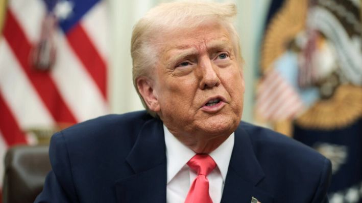 El presidente de Estados Unidos, Donald Trump, habla mientras firma órdenes ejecutivas en el Despacho Oval de la Casa Blanca el 6 de marzo de 2025 en Washington, D.C. (Alex Wong/Getty Images)